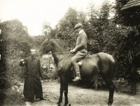 Géza a Ákos Neÿ na koni, Čachtice (1900)