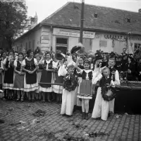 Ľudia v krojoch pri príchode maďarských vojsk v novembri 1938, Galanta (1938)