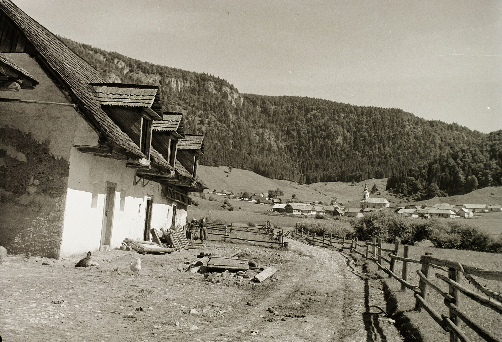 Panoráma obce, Gačovská skala a kostol Nanebovzatia Panny Márie, Dedinky (1935)