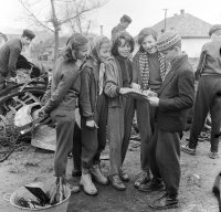 Deti zbierajúce železný šrot na rohu ulíc Vajanského a Trhová, Fiľakovo (1959)