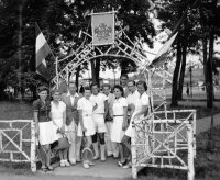 Mestský park, skupinová fotografia, Lučenec (1940)