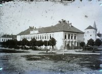 Štátna ľudová škola, v diaľke veža kostola sv. Egídia, Bardejov (1912)