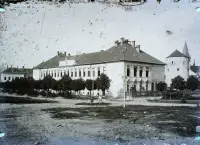 Štátna ľudová škola, v diaľke veža kostola sv. Egídia, Bardejov (1912)