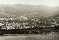 Pohľad na mesto, v pozadí azbestová továreň a baňa, Dobšiná (1934)