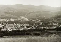 Pohľad na mesto, v pozadí azbestová továreň a baňa, Dobšiná (1934)