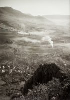 Domy obce pod skalným previsom, v diaľke Lúčka, Kováčová (1940)