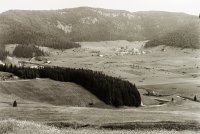 Pohľad na obec v doline Hnilca, v pozadí Gačovská skala, Dedinky (1938)