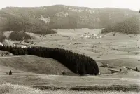 Pohľad na obec v doline Hnilca, v pozadí Gačovská skala, Dedinky (1938)