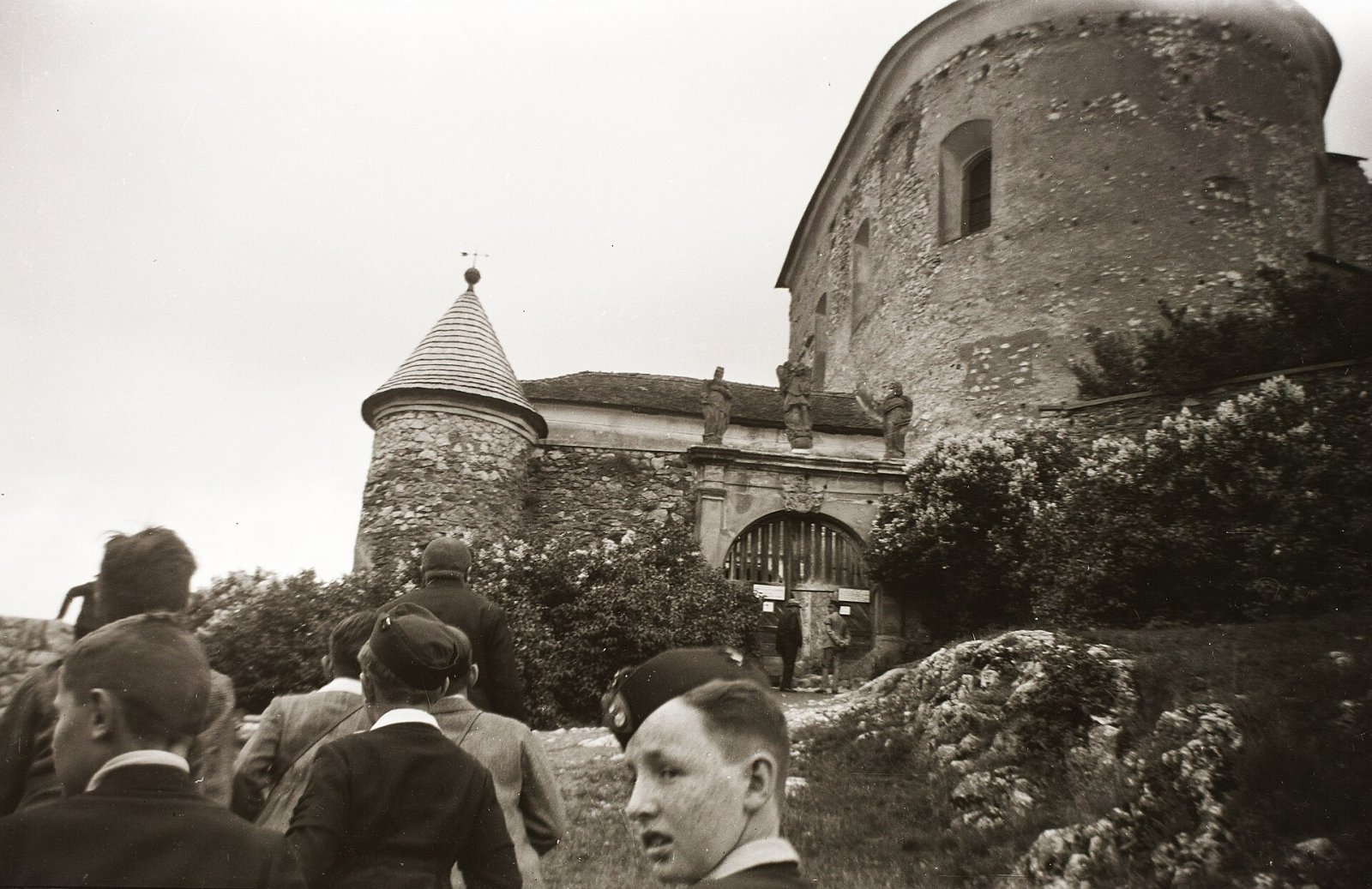 Hrad Krásna Hôrka, výlet skautského oddielu, Krásnohorské Podhradie (1939)