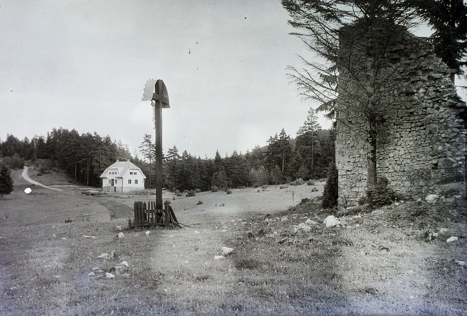 Kláštorisko, vpravo ruiny kartuziánskeho kláštora, Dedinky (1929)