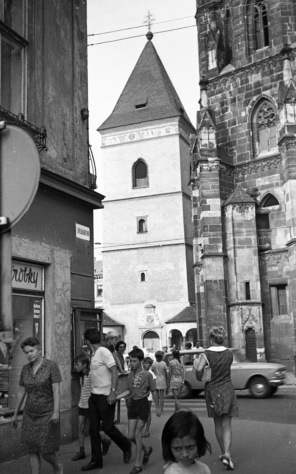 Alžbetina ulica, v pozadí Urbanova veža a Dóm, Košice (1972)