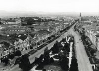Pohľad z veže Konkatedrály sv. Mikuláša na Hlavnú ulicu, Prešov (1964)