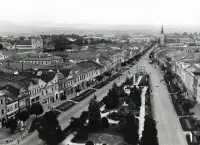 Pohľad z veže Konkatedrály sv. Mikuláša na Hlavnú ulicu, Prešov (1964)