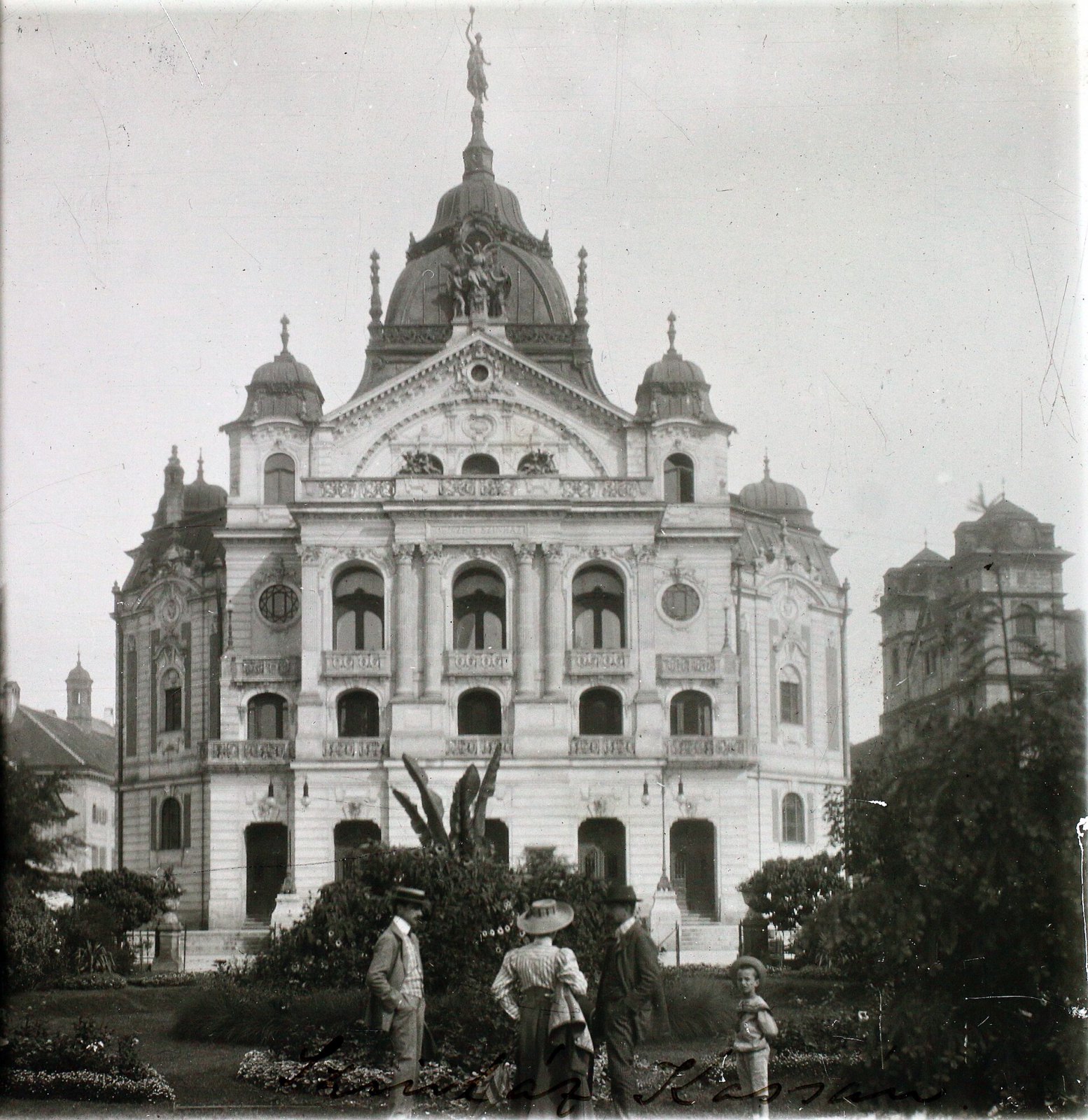 Hlavné námestie, Štátne divadlo a kostol Najsvätejšej Trojice, Košice (1910)