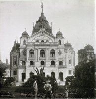 Hlavné námestie, Štátne divadlo a kostol Najsvätejšej Trojice, Košice (1910)