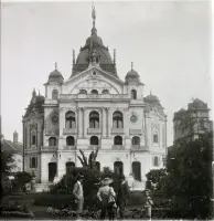 Hlavné námestie, Štátne divadlo a kostol Najsvätejšej Trojice, Košice (1910)