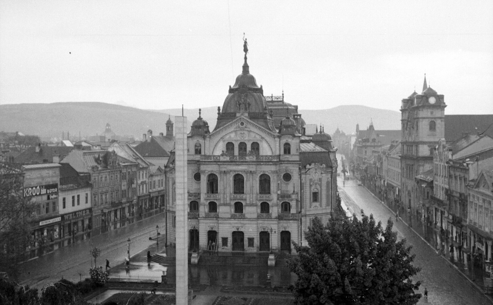 Hlavné námestie, Štátne divadlo a kostol Najsvätejšej Trojice, Košice (1938)