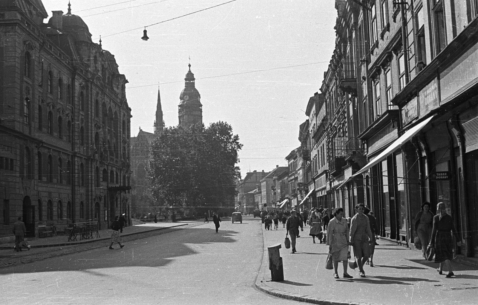 Hlavné námestie, Štátne divadlo, v pozadí Dóm, Košice (1956)