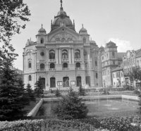 Hlavné námestie, Štátne divadlo, v pozadí kostol Najsvätejšej Trojice, Košice (1959)