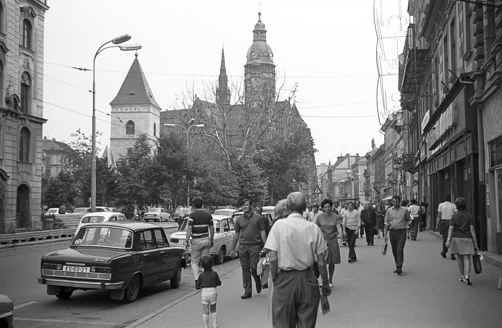 Hlavné námestie, Štátne divadlo, Dóm a Urbanova veža, Košice (1972)