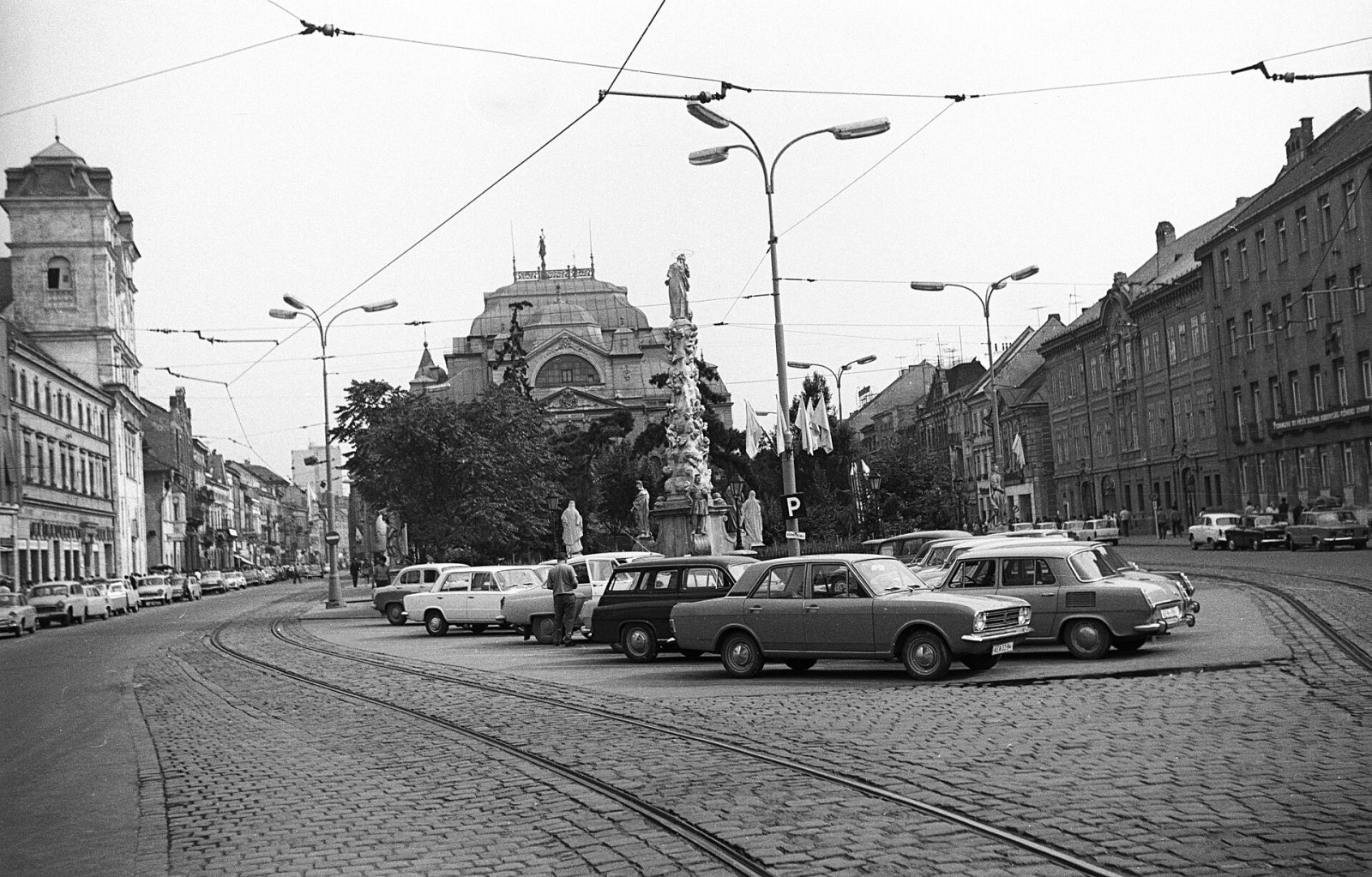 Hlavné námestie, Štátne divadlo a kostol Najsvätejšej Trojice, Košice (1972)