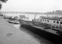 Prístav so železničným mostom v pozadí, Bratislava (1958)