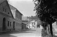 Hlavná ulica, v pozadí veža radnice, Gelnica (1964)