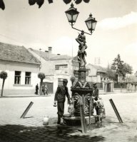 Štefánikova ulica, artézska studňa pred domom č. 58, Nové Zámky (1941)