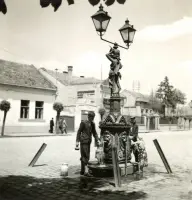 Štefánikova ulica, artézska studňa pred domom č. 58, Nové Zámky (1941)
