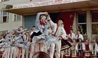 Ľudoví tanečníci pred školou, Poltár (1958)