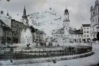 Námestie SNP, hodinová veža a katedrála sv. Františka Xaverského, Banská Bystrica (1906)