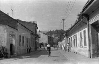Hlavná ulica s vežou radnice v pozadí, Gelnica (1964)