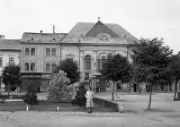 Hlavné námestie a hotel Tri ruže, Rimavská Sobota (1943)