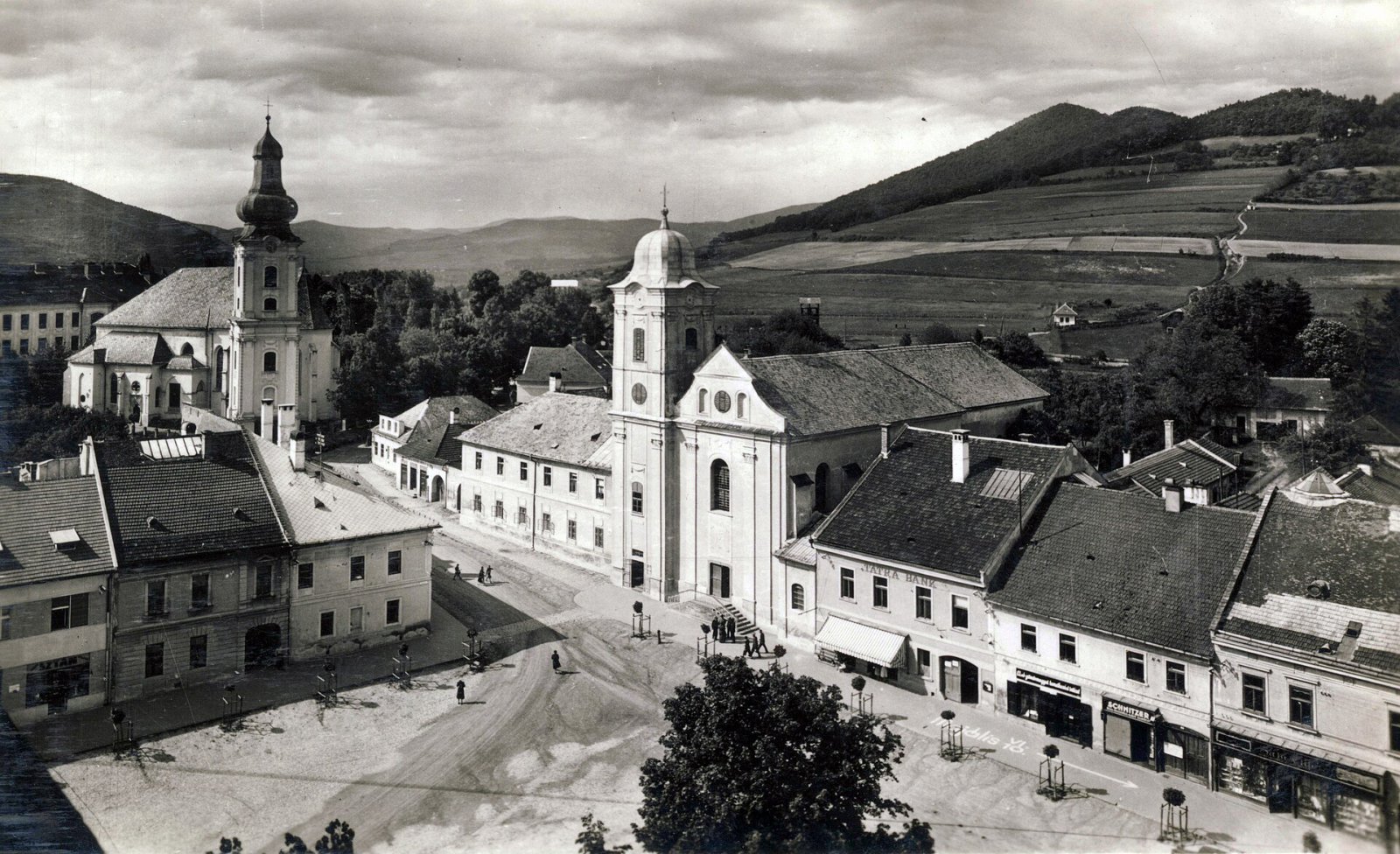 Hlavné námestie, katedrála Nanebovzatia Panny Márie a františkánsky kostol, Rožňava (1940)