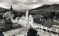 Hlavné námestie, katedrála Nanebovzatia Panny Márie a františkánsky kostol, Rožňava (1940)