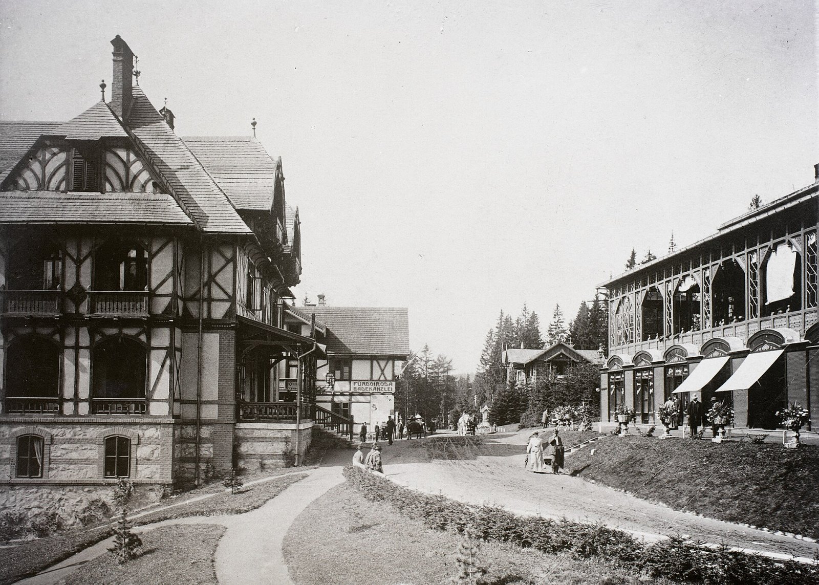 Cesta slobody, vľavo sanatórium, vpravo kaviareň, Vysoké Tatry (1906)