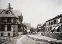 Cesta slobody, vľavo sanatórium, vpravo kaviareň, Vysoké Tatry (1906)
