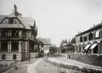 Cesta slobody, vľavo sanatórium, vpravo kaviareň, Vysoké Tatry (1906)