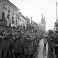 Palatínova ulica od Námestia generála Klapku, v pozadí kostol sv. Ondreja, Komárno (1938)