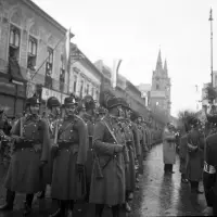Palatínova ulica od Námestia generála Klapku, v pozadí kostol sv. Ondreja, Komárno (1938)