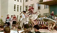 Ľudoví tanečníci pred školou, Poltár (1958)