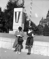 Dve ženy pri pomníku Krajinskej zástavy, Košice (1939)