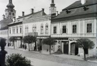 Horná ulica smerom k Námestiu Štefana Moyzesa, v pozadí Barbakan, Banská Bystrica (1930)