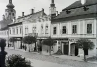 Horná ulica smerom k Námestiu Štefana Moyzesa, v pozadí Barbakan, Banská Bystrica (1930)