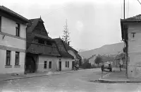 Hlavná ulica od ústia Nemocničnej ulice smerom do centra, Gelnica (1967)